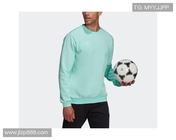 个性定制足球明星卫衣让你在球场外也能展现独特风格与热爱