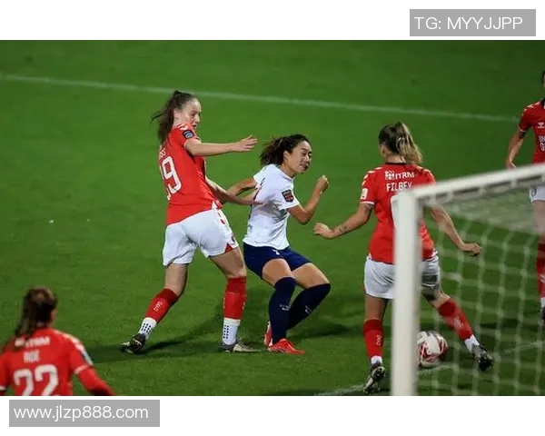 足球明星蒙眼睛高清图片欣赏展现独特魅力与风采的瞬间