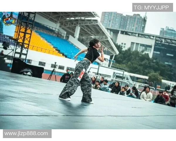 街舞盛宴揭秘成都街舞队的比赛历程与经验分享